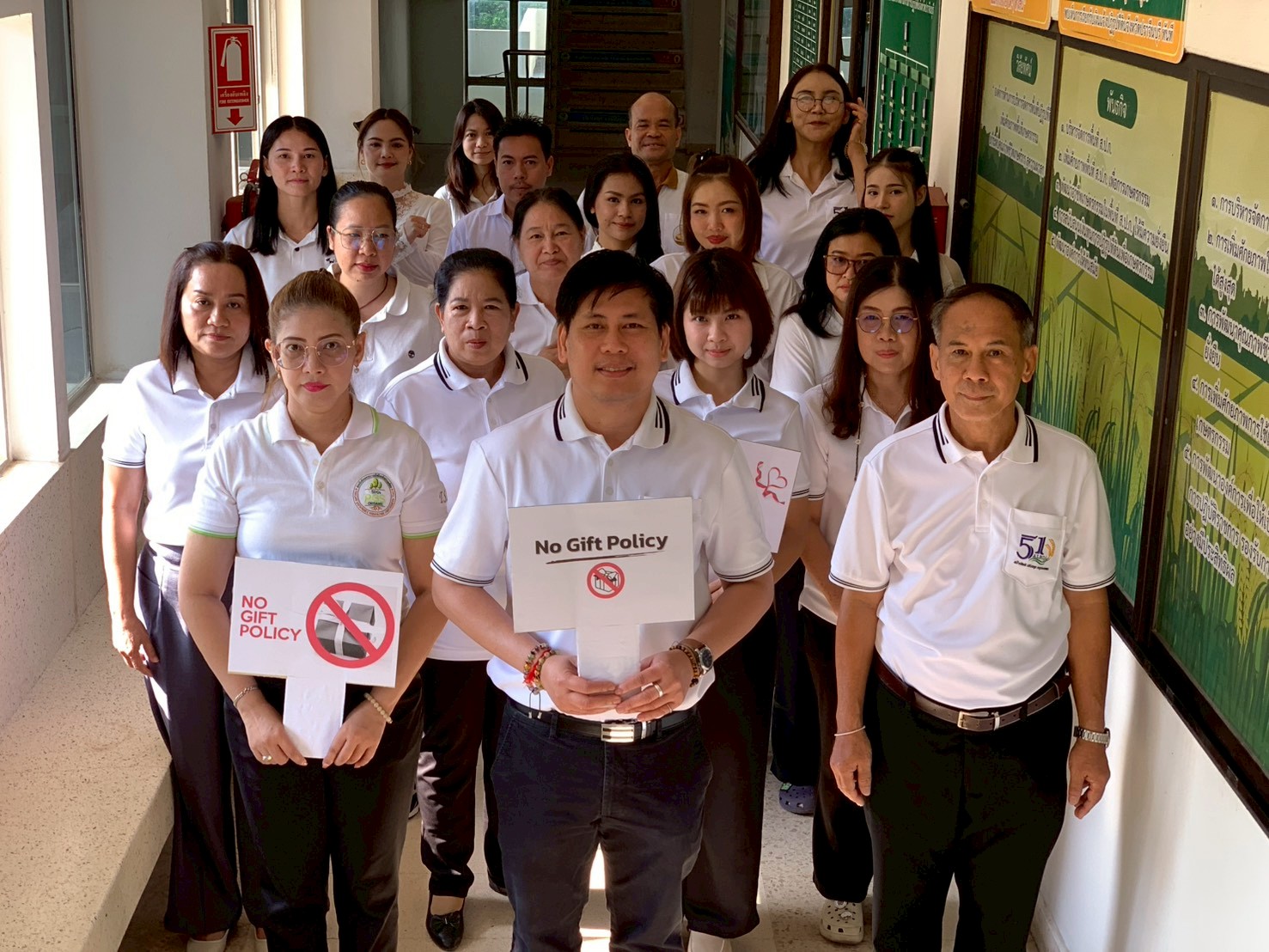 title - วันที่ 18 มีนาคม 2569 นายวิทูล ประดิษฐบุญ ปฏิรูปที่ดินจังหวัดปราจีนบุรี พร้อมด้วย เจ้าหน้าที่ ส.ป.ก.ปราจีนบุรี ร่วมประกาศเจตนารมณ์ “No Gift Policy” ไม่รับของขวัญของกำนัลทุกชนิดจากการปฏิบัติหน้าที่ เพื่อร่วมขับเคลื่อนการป้องกันและแก้ไขปัญหาการทุจริต